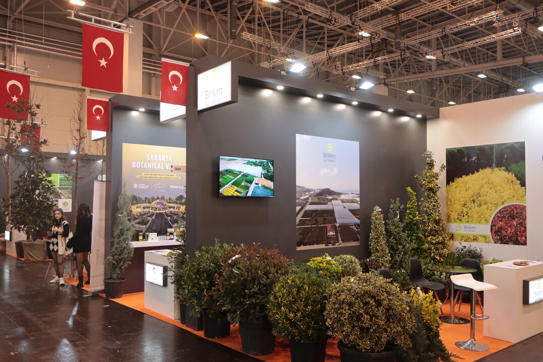 The exhibits include young plants, green plants, flowering pot plants, perennials, cut flowers, tools, machinery, soil and planters.