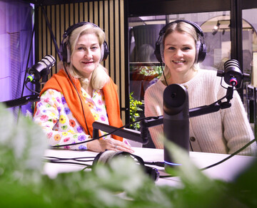 Martina Mensing-Meckelburg, President of the Verband Deutscher Garten-Center e. V., and presenter Fenia Hirsch, at the recording of the IPM ESSEN podcast "FROM THE GREENHOUSE". Today, visitors can once again watch the current productions in the IPM Discovery Center Hall 5. Most of the recordings will be published after the IPM.
