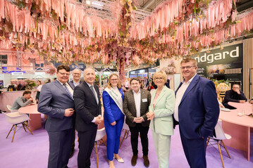 The IPM trade fair tour visiting the Landgard stand, people from left: Andreas Krger (Vice President of the Central Horticultural Association), Josef Mennigmann (President of the North Rhine-Westphalia Gardening, Landscaping and Sports Field Construction Association), Oliver P. Kuhrt (Managing Director of Messe Essen), Anne-Marie Bals (German Flower Fairy 2024/25), Oliver Mans, (CEO of Landgard eG), Eva Khler-Theuerkauf (President of the Central Horticultural Association), Bert Schmitz, (CEO of Landgard eG), Bert Schmitz, (President of the Central Horticultural Association).V.), Bert Schmitz (Chairman of the Supervisory Board of Landgard eG).
