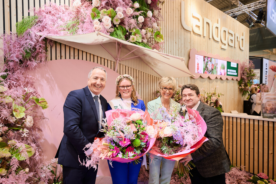 Flowery to fluffy (from left): Oliver P. Kuhrt (Managing Director of Messe Essen), Anne-Marie Bals (German Flower Fairy 2024/25), Eva Khler-Theuerkauf (President of the German Horticultural Association ZVG) and Oliver Mans, (CEO of Landgard eG).