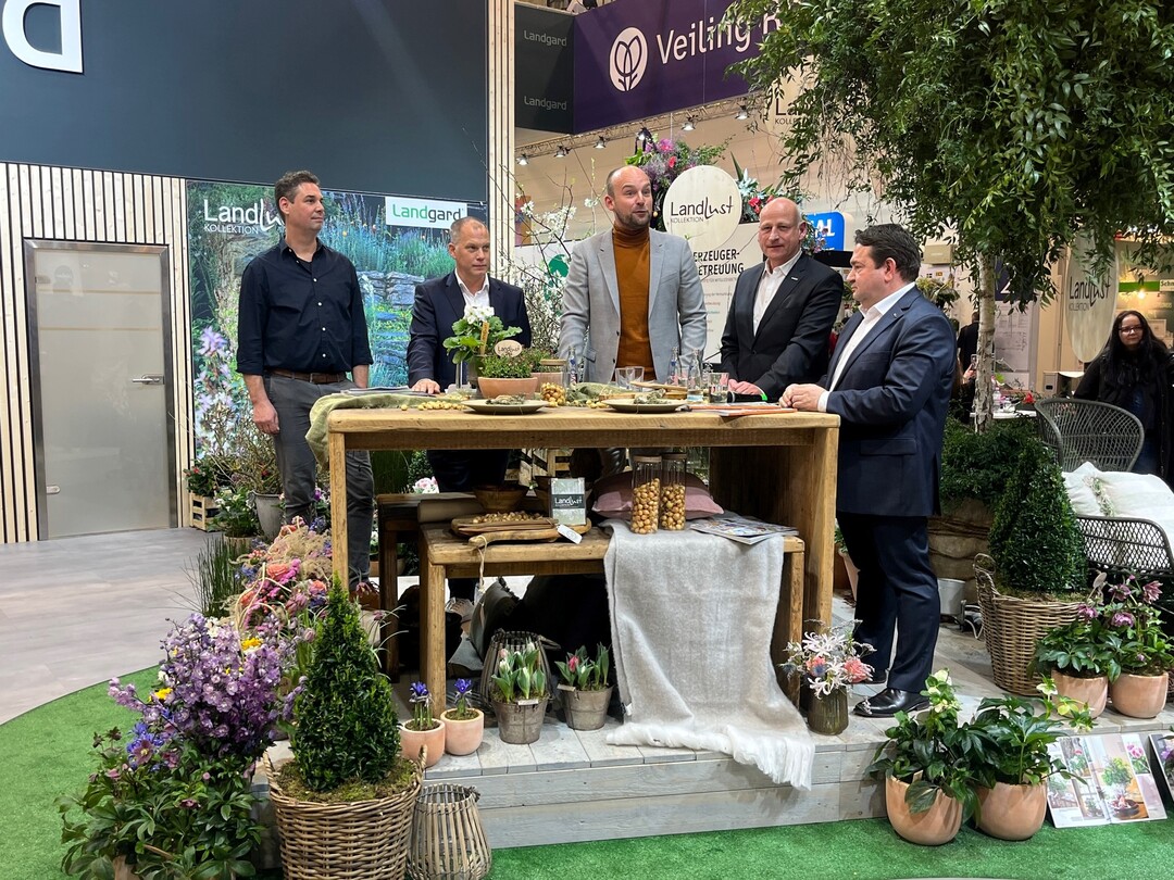 Landgard invited to the "Flower Hour" in the evening - to kick off the event, there was a talk with the Chairman of the Board Oliver Mans (r.), the Board Member for Flowers and Plants Dirk Bader (2nd from right), Franz Josef Odendahl from Rosenhof Odendahl (2nd from left) and Frank Gloystein from Landlust.