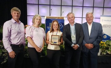 Accepting the 2022 Technology award included: Nathan Sell (Managing Director APP, North America), Stephanie Whitehouse (Product Manager Decorative Annuals, North America), Marta Maria Garcia (Head of Marketing and Retail, North America), Hugo Noordhoek Hegt (CEO), and Keith Cable (President, North America).