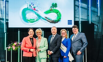Ceremonial opening of IPM Essen 2025 (from left to right: Silke Gorien, Eva Khler-Theuerkauf, Oliver P. Kuhrt, flower fairy Anne-Marie Bals, Andreas Krger).