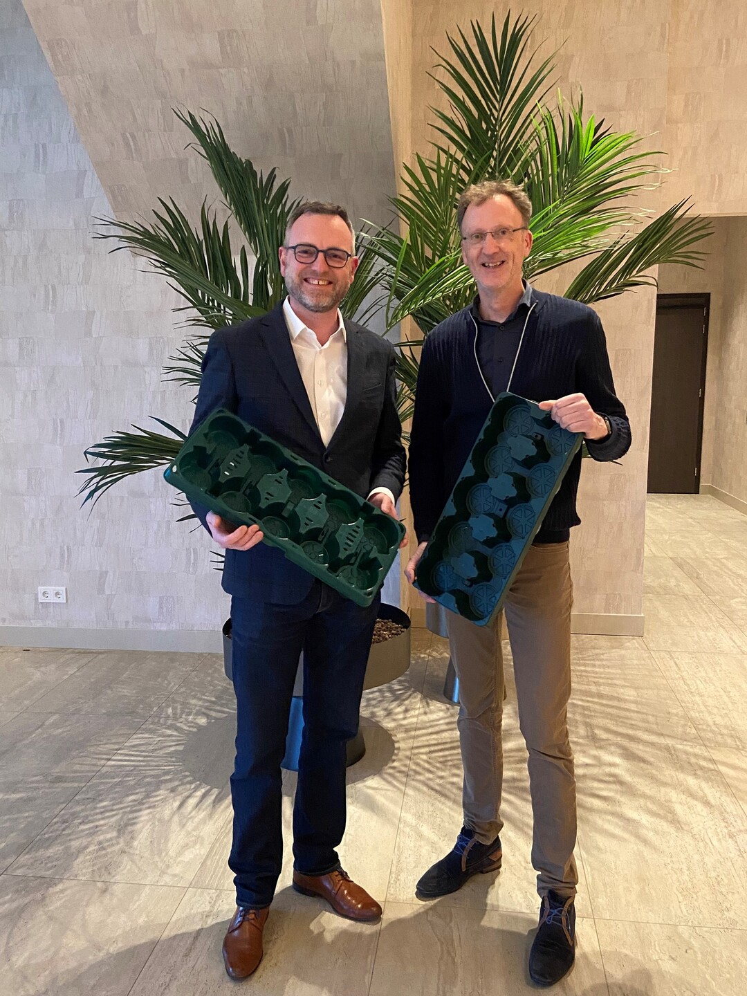 Michiel de Haan (CEO Royal Lemkes - picture on the right side): From the beginning of EPT we have supported the initiative via the VGB as Dutch Accelerators as it supports Royal Lemkes dream towards Positive Plants which includes drastically reducing singular plastics towards a circular sector. Benoit Strauven (CEO Florac): Joining this EPT initiative is evident for Florac, due to our intrinsic motivation to make the world a better place. We count on all sector partners to make this transition to a sustainable sector.