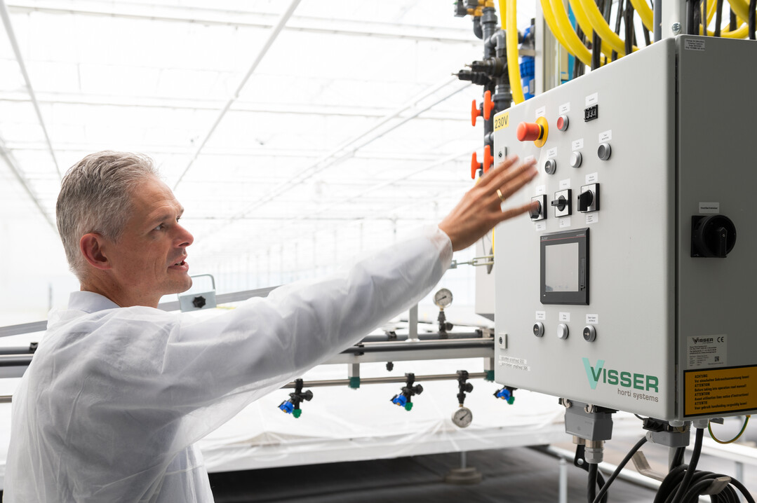      The leitmotif is formed by the so-called 'Trias Energetica', which consists of three steps: limit energy consumption, use renewable energy and if fossil fuels are used, use them as efficiently as possible.  