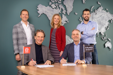 Signing the contract, with from left to right Royal Brinkman: Bas Brinkman Technical Director and Ton van Mil CEO, Hoogendoorn Growth Management: Angela Luijten Projectmanager International Business & Strategy, Martin Helmich CCO and Kevin Spoelder Team Lead Sales