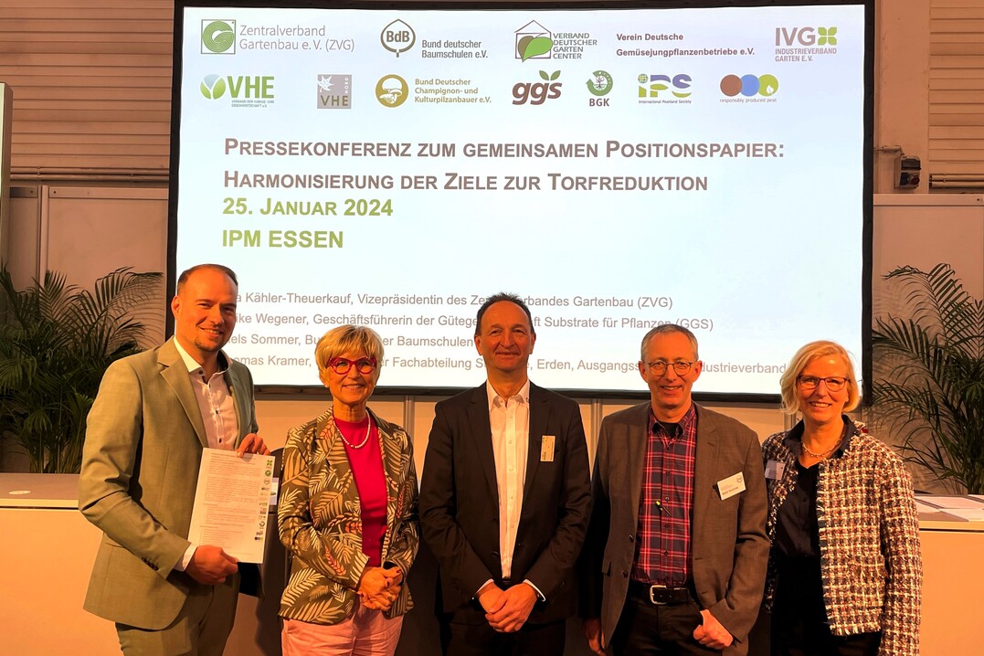 Presenting the joint position paper on peat reduction at IPM ESSEN (from left): Moderator Philip Testroet, Head of the Horticulture and Environment Division (IVG), Eva Kähler-Theuerkauf, Vice President of the German Horticultural Association (ZVG), Thomas Kramer, Spokesperson for the Substrates, Soils and Raw Materials Division at the IVG, Niels Sommer, Bund deutscher Baumschulen (BdB) e. V. and Ulrike Wegener, Head of the Substrates, Soils and Raw Materials Division at the IVG. V. and Ulrike Wegener, Managing Director of the Gütegemeinschaft Substrate für Pflanzen (GGS).