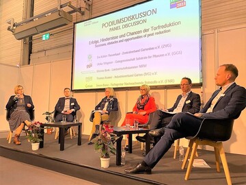 Melanie Bank, Simon Busse, Ulrike Wegener, Eva Khler-Theuerkauf and
Khler-Theuerkauf and Thomas Kramer (from left)
discussed the topic of goal reduction.
The event was moderated by Philip
Testroet, Head of the Horticulture and Environment Department
at the IVG.