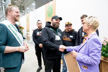 IPM Audience Award Ceremony: ZVG President Eva Kähler-Theuerkauf and Flower Representative Hannes Schrader with the winners from Seedstockers / KK Farming.
