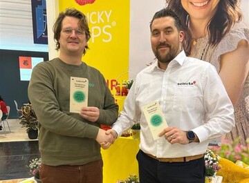 Official signing of the partnership at IPM 2026: Niels Postma (Tapp, left) and Nils Behrens (Selecta one, right).