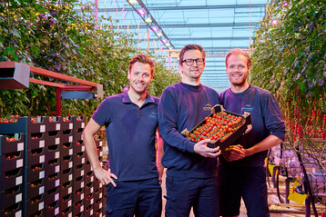  Members of cooperation Growers United choose more light for the same energy usage with Philips GreenPower LED toplighting. 