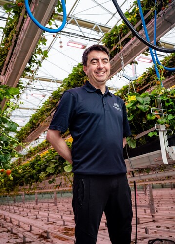 "We think of the Philips LED lighting team as our partner in this project; they have a vested interest in our success, says Gabriel Forero, Head Grower, Sunterra Greenhouses.
