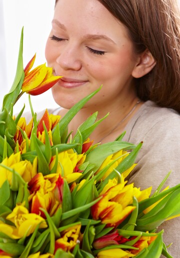 In the two weeks before Valentine"s Day, Royal FloraHolland"s marketplace sold 160 million tulip.