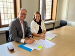 Chairman of the Board Christian Senft (Gartenbau-Versicherung VVaG) with Nele Vandaele (KBC Group) at the signing of the contract on 5 October 2023 in Mechelen (Belgium).