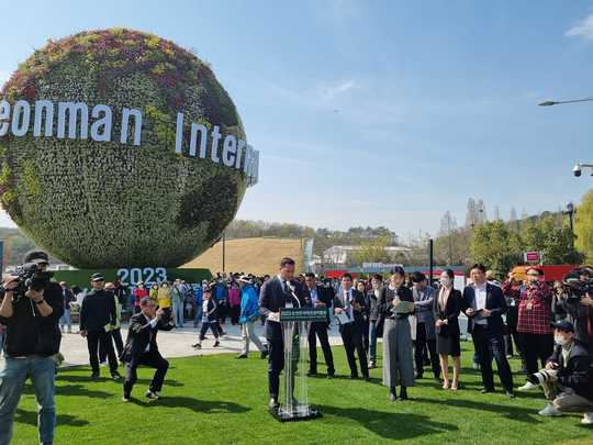 AIPH President Leonardo Capitanio declaring 2023 Suncheonman International Garden Expo open on Saturday 1 April 2023.