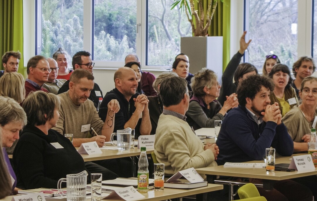 The participants enjoyed being able to listen, learn and discuss again in the packed lecture hall of the Bildungssttte Gartenbau after the break caused by Corona.